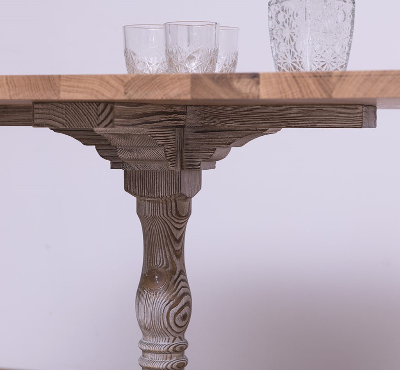 table-de-bistrot-plateau-carre-largeur-80cm-hauteur-78cm-pin-massif-personnalisable-lokimob-LM675-plateau-chene-TopV061-BP070-4