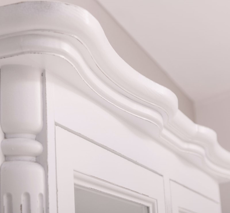 vitrine-collection-baroque-largeur-112cm-pin-massif-personnalisable-lokimob-LM653-L030-L004A-1