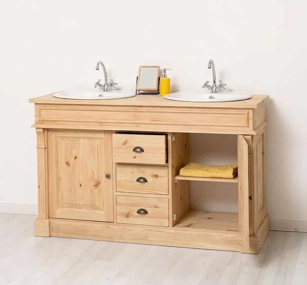 Meuble salle de bain double vasque en pin massif naturel LM4001_L0 par Lokimob, vu de trois-quarts avec une porte ouverte montrant espace de rangement