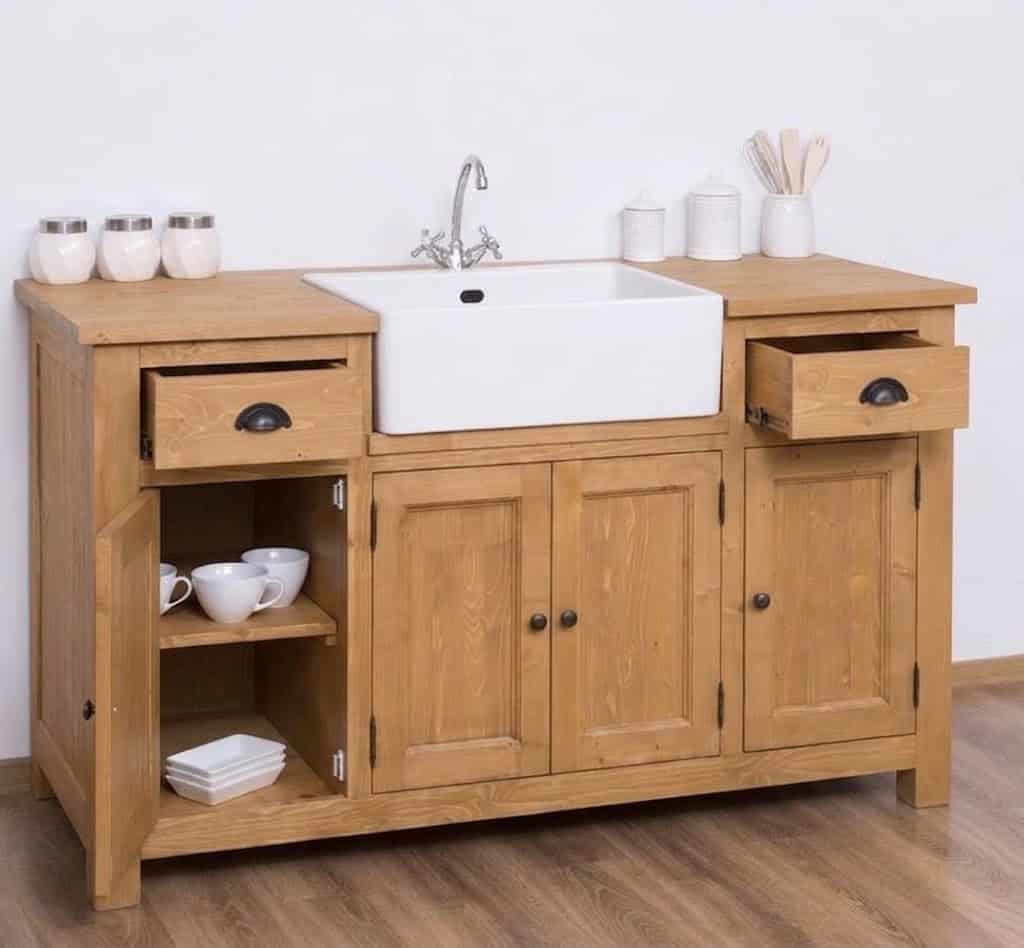 Détail des rangements et des étagères du meuble de cuisine lokimob LM199_C002 en bois massif brun clair