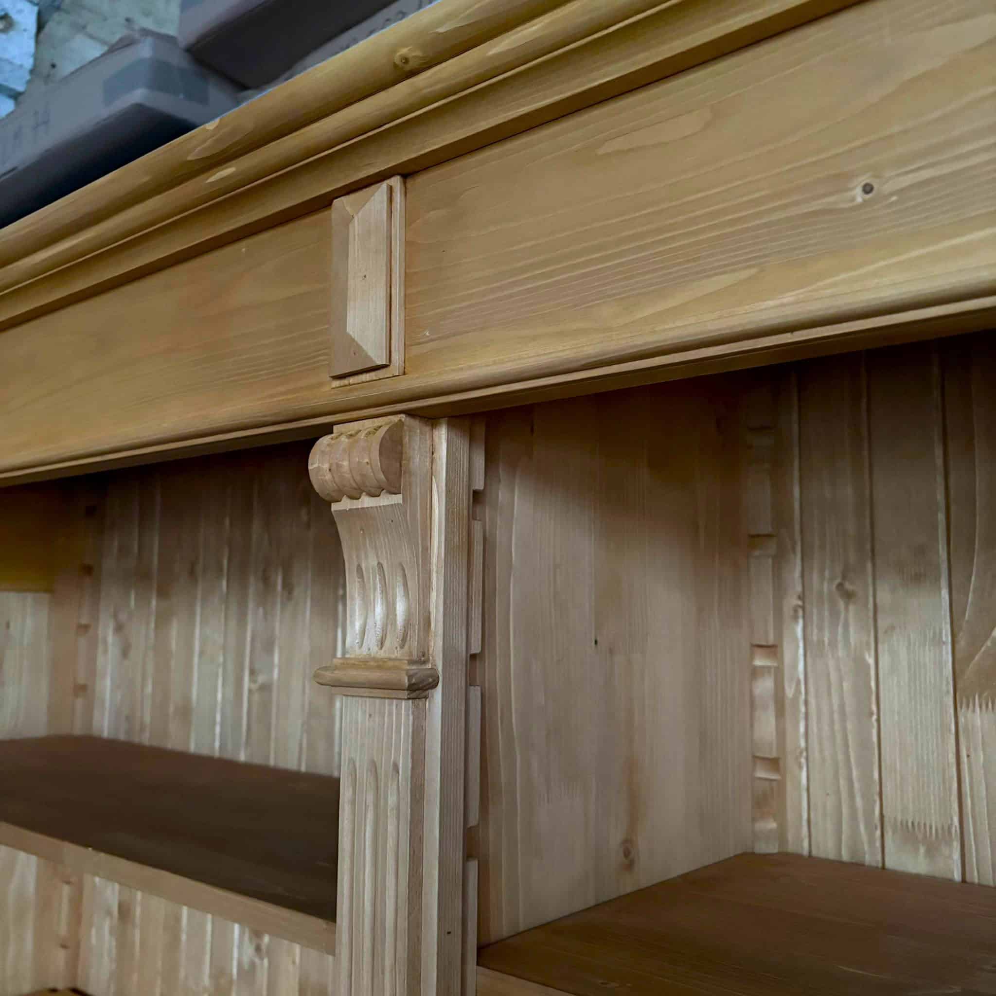 Bibliothèque haute avec corniche et base sculptée style libraire lokimob