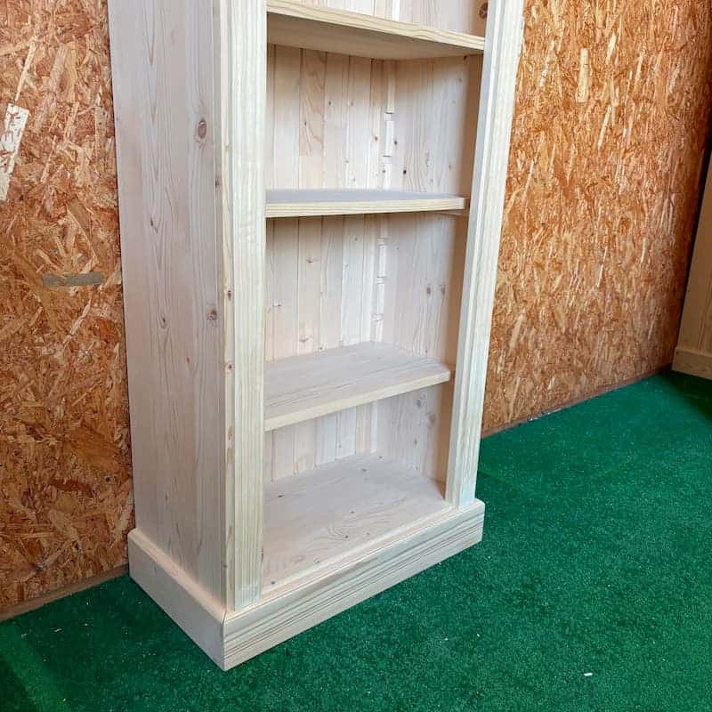 Étagère haute en bois clair avec détails sculptés en façade lokimob LM161