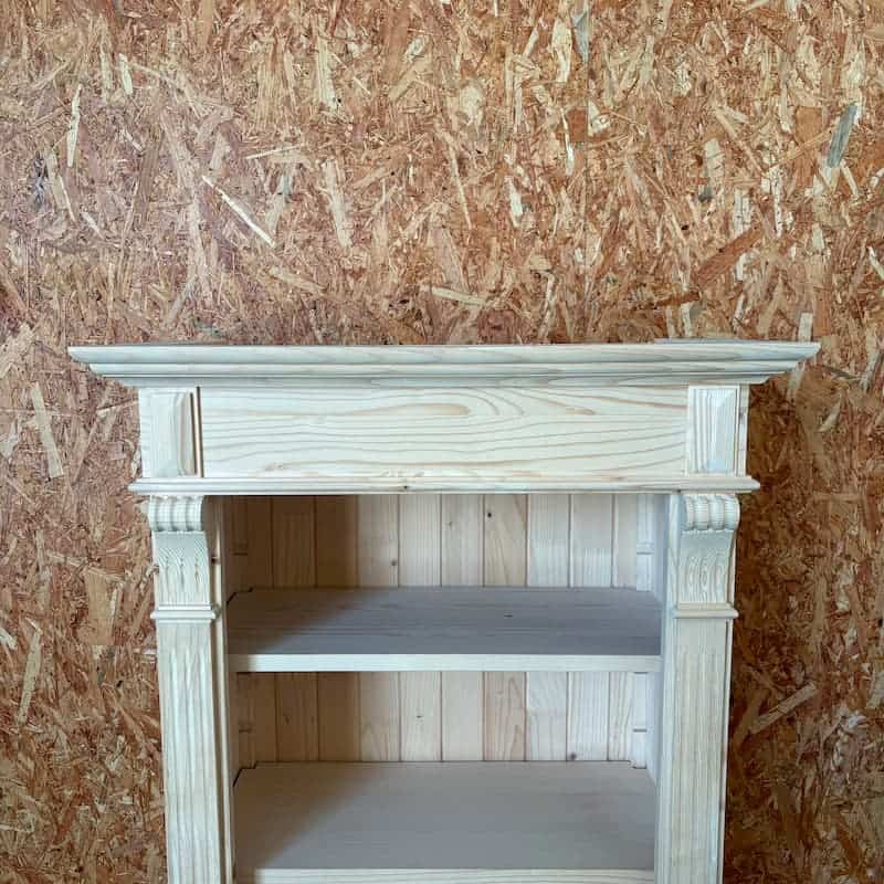 Meuble en bois massif décoratif avec corniche et moulures travaillées lokimob LM161