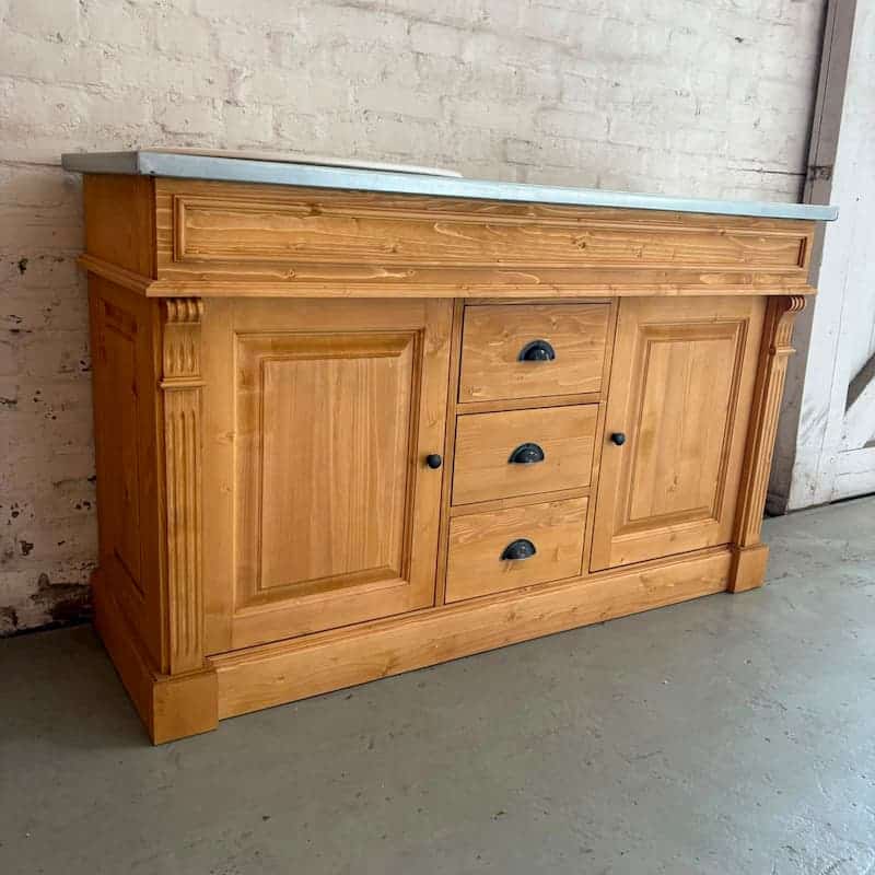 Meuble en bois naturel avec double vasque posé contre mur en briques blanches lokimob LM4001
