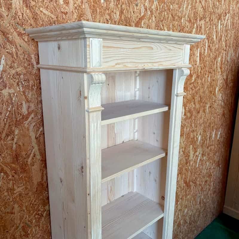 Meuble étroit en bois clair sculpté avec moulures décoratives lokimob LM161