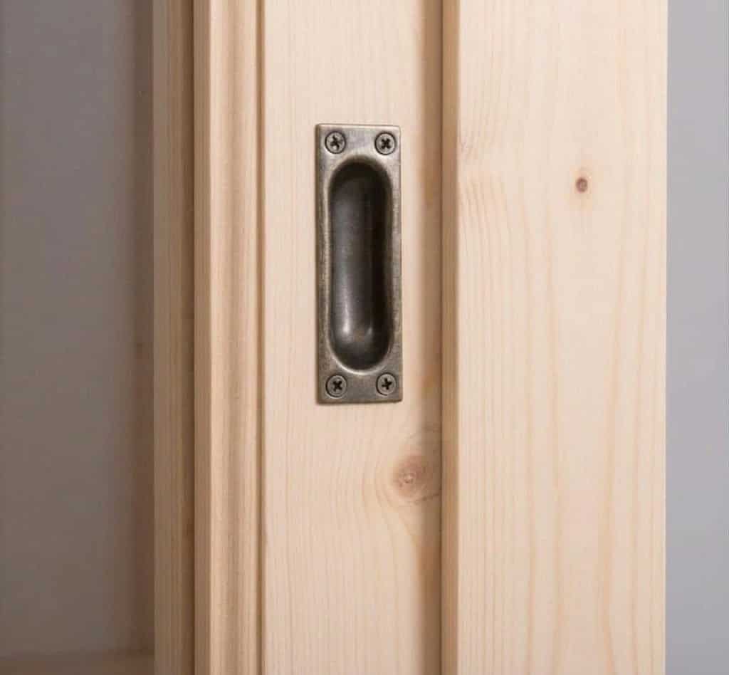 Gros plan sur la poignée encastrée métallique de porte coulissante lokimob LM595BAS+HAUT_L0